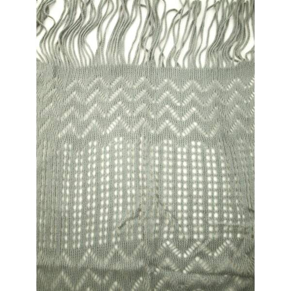 Szalik ażurowy z frędzlami